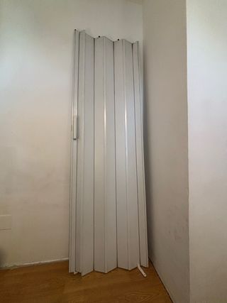 Puerta plegable plástica con tirador