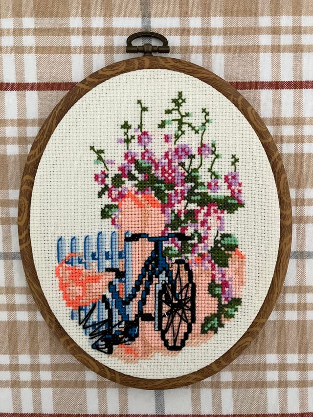 Cuadro Bordado a Mano Punto Cruz Bicicleta Flores