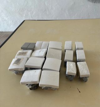 Llaves de luz blancas y grises