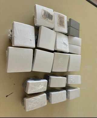 Llaves de luz blancas y grises