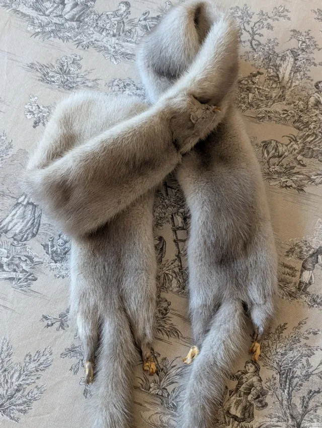 Bufanda o cuello de piel gris