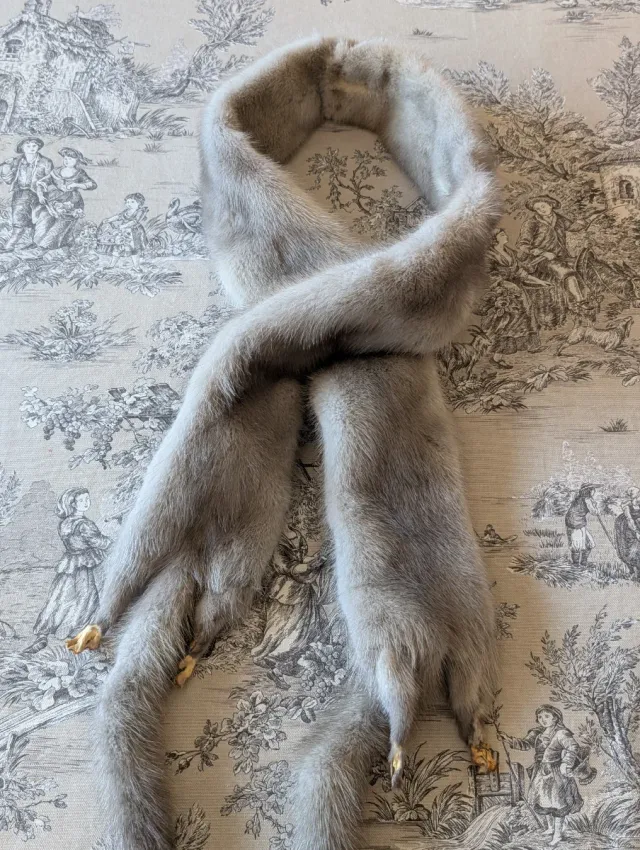 Bufanda o cuello de piel gris