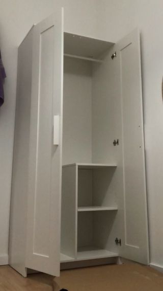 Armadio in legno bianco