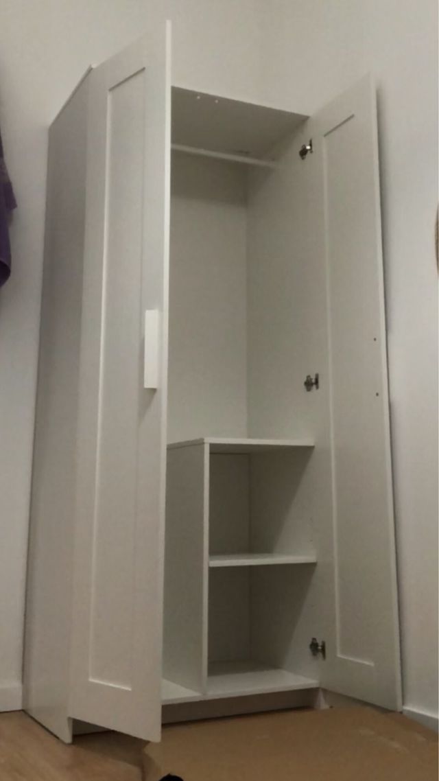 Armadio in legno bianco