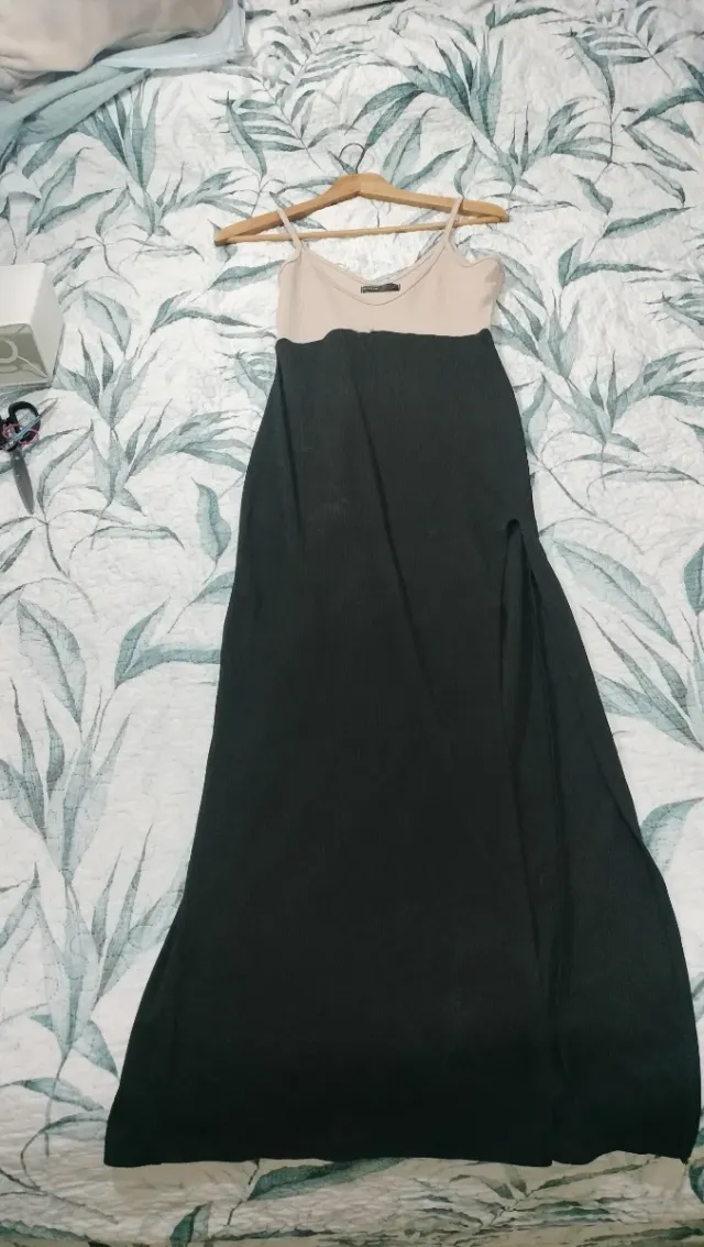 Vestido de tirantas largo con abertura lateral