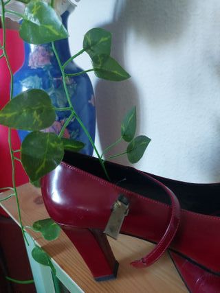 Zapatos de tacón rojos