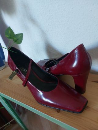 Zapatos de tacón rojos