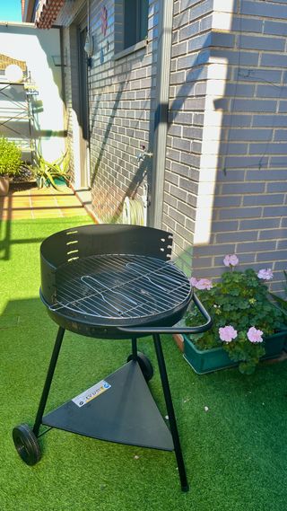 Barbecue rotondo a carbonella nera