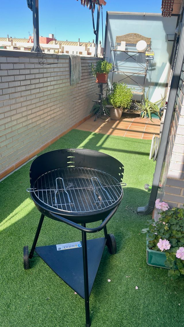 Barbecue rotondo a carbonella nera