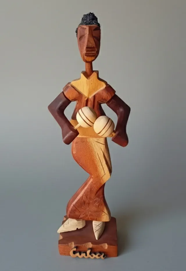 Figura de madera, mujer con maracas, Cuba