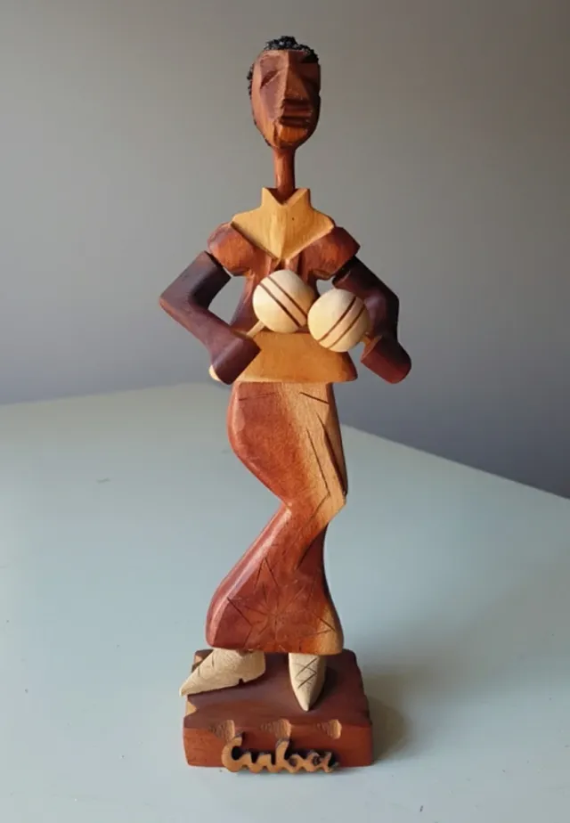 Figura de madera, mujer con maracas, Cuba