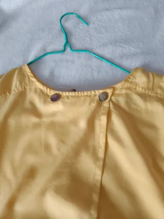 Blusa amarilla con botones