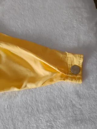 Blusa amarilla con botones