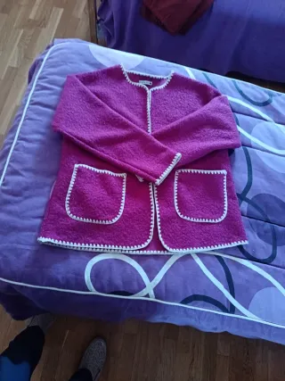 Chaqueta de tela rosa con ribete blanco