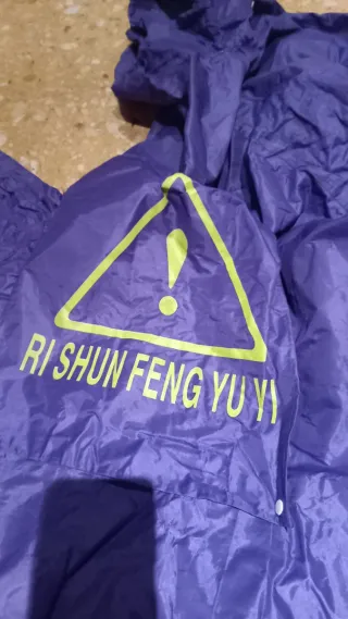 Chubasquero moto, bicicleta, chico y acompañante.