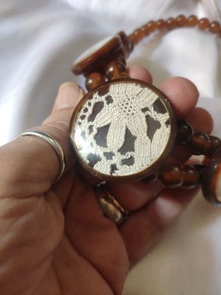Collana vintage in lucite con decorazioni