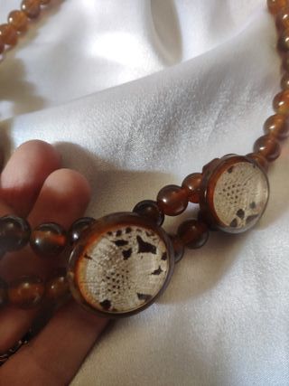 Collana vintage in lucite con decorazioni