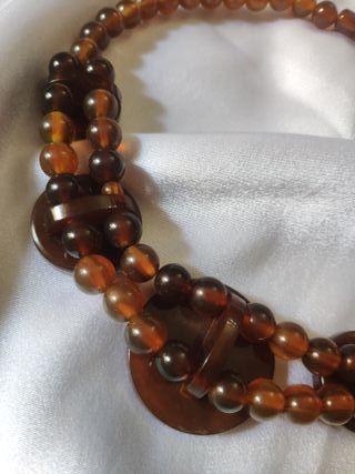 Collana vintage in lucite con decorazioni