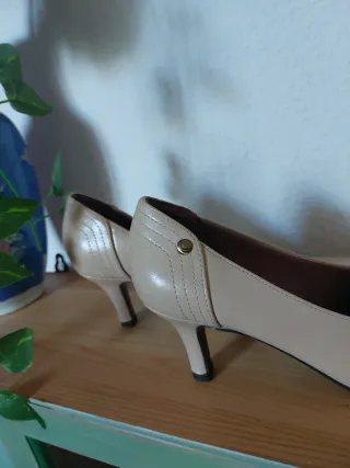 Zapatos de tacón beige