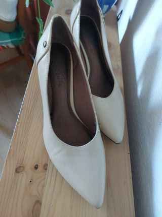 Zapatos de tacón beige