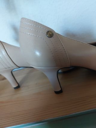 Zapatos de tacón beige