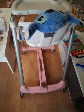 Trona de bebé rosa y blanca