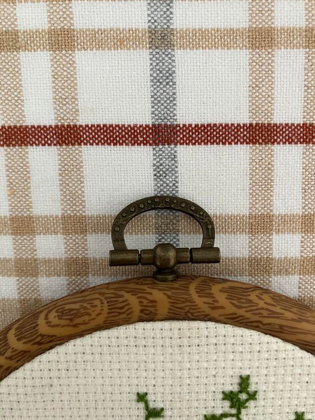 Cuadro bordado a mano punto cruz paisaje