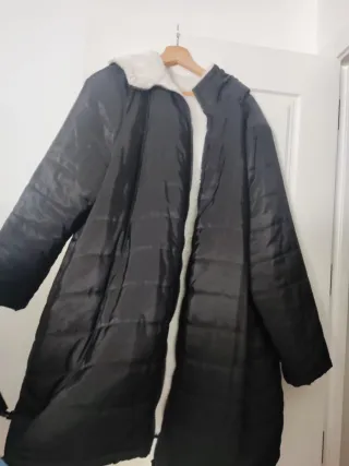 Chaquetón negro  con capucha