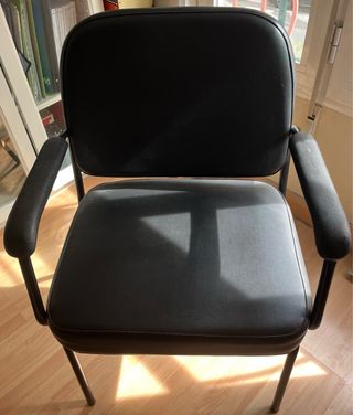 Silla de oficina negra con brazos