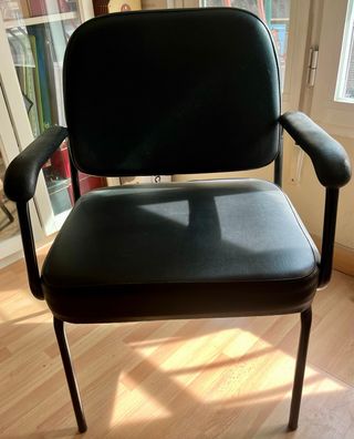 Silla de oficina negra con brazos