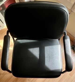 Silla de oficina negra con brazos