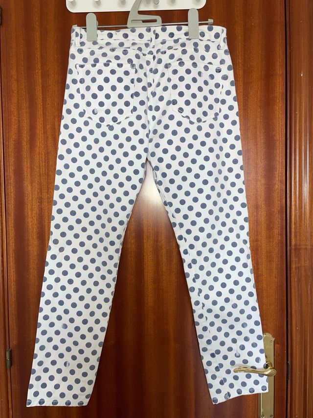 Pantalón vaquero blanco con topos grises