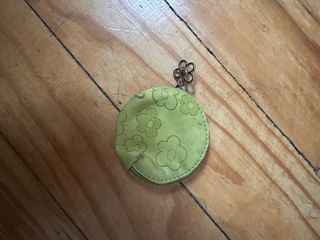 Monedero redondo con flores