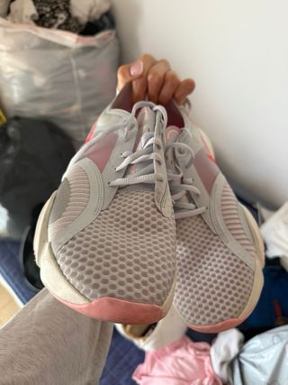 Zapatillas Nike grises y rojas