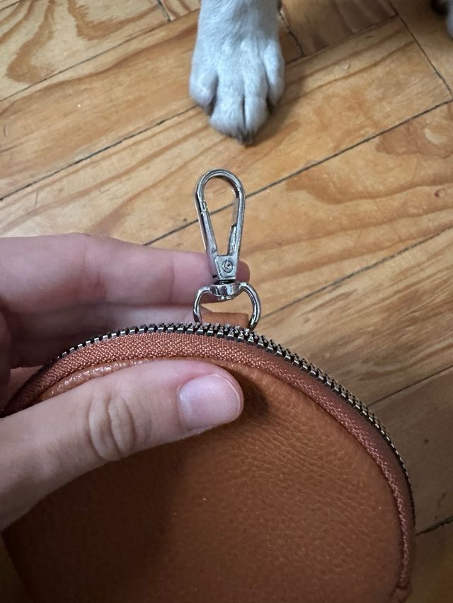 Monedero de piel marrón