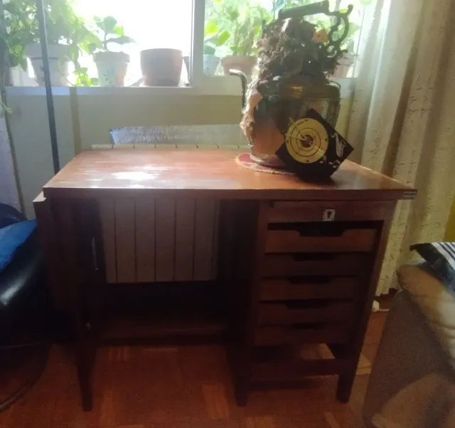 Mesa escritorio madera. . Para espacios reducidos
