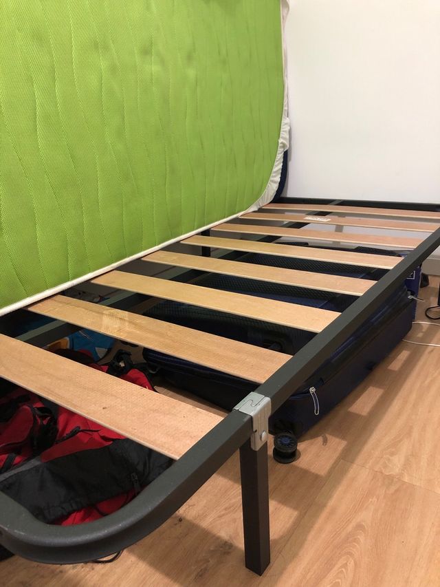 Struttura in metallo con lamiere in legno.