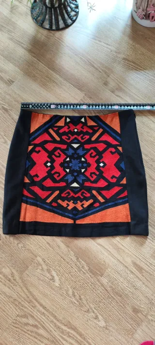 Minifalda Zara bordada negra multicolor