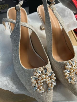 Scarpe champagne con perline e strass