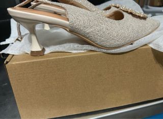 Scarpe champagne con perline e strass