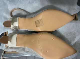 Scarpe champagne con perline e strass