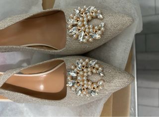 Scarpe champagne con perline e strass