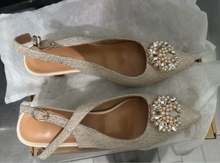 Scarpe champagne con perline e strass