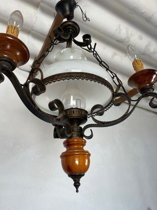 Lampada a sospensione antica in metallo e legno