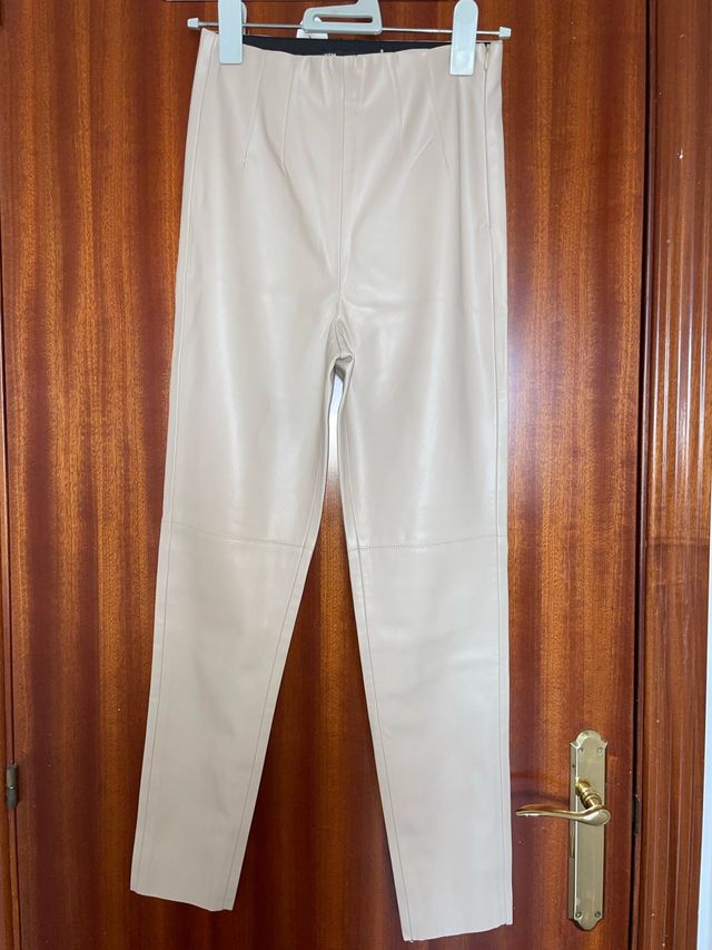 Pantalón efecto piel beige