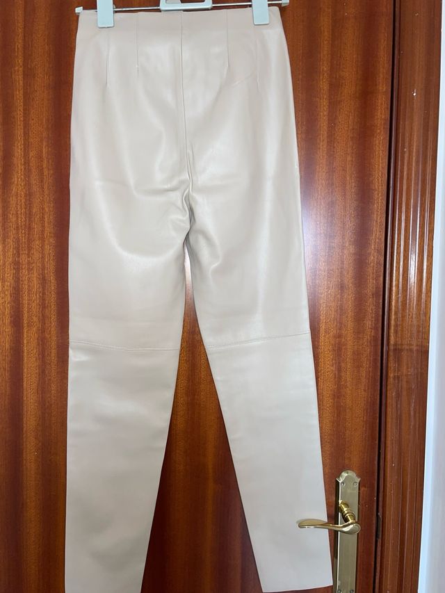 Pantalón efecto piel beige