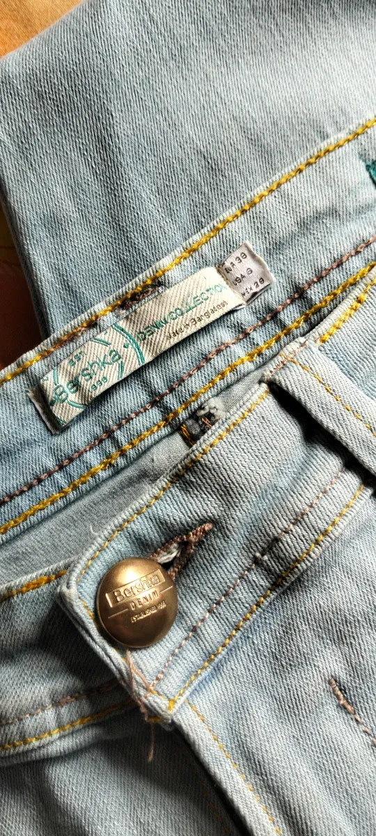 Vaqueros rotos azules con estampado