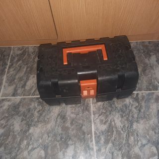 Caja de herramientas negra y naranja