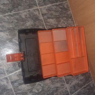 Caja de herramientas negra y naranja
