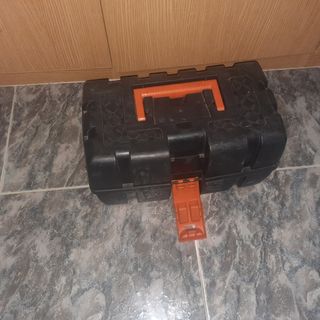 Caja de herramientas negra y naranja